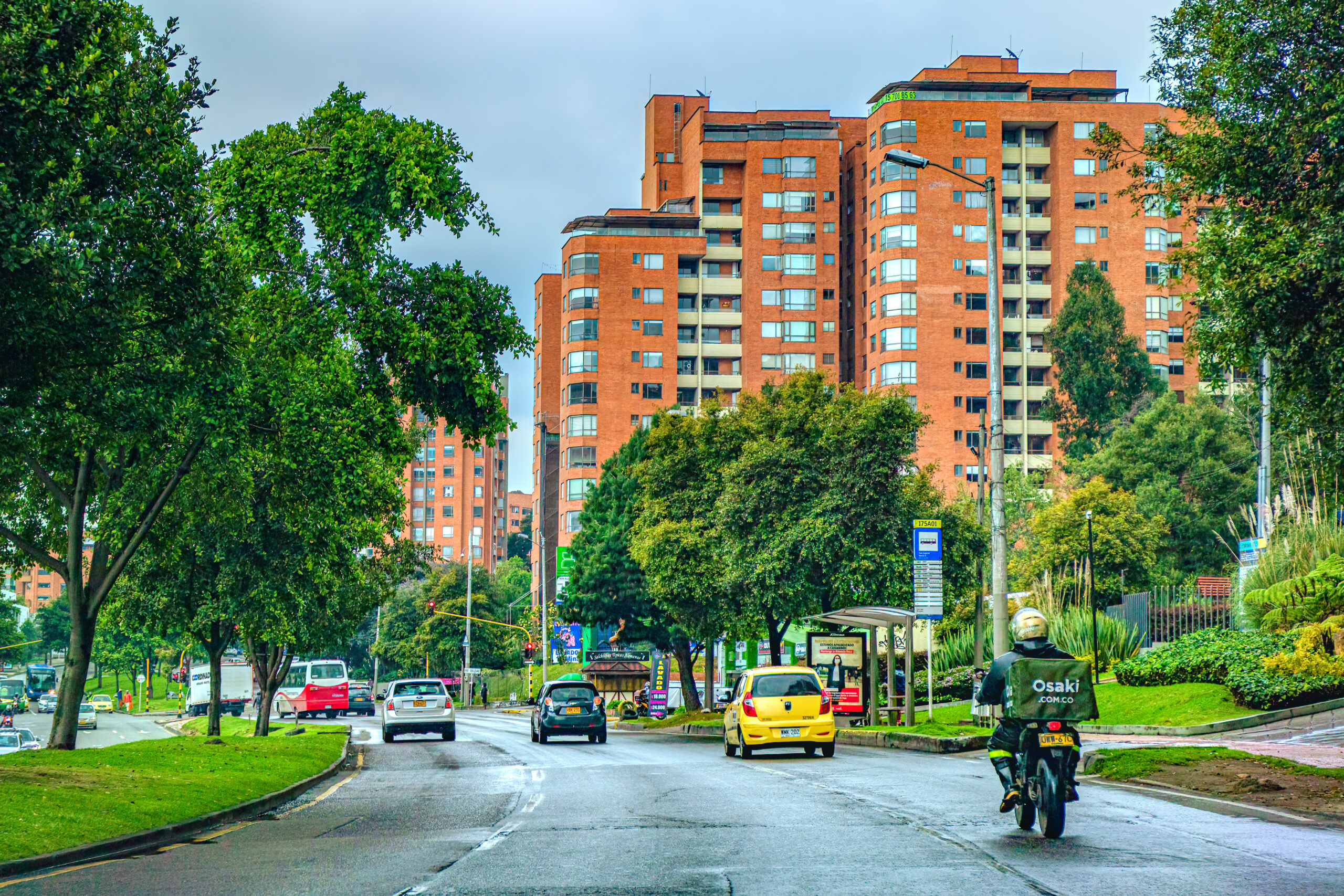 Manejando en Bogotá, vista desde el puesto del conductor