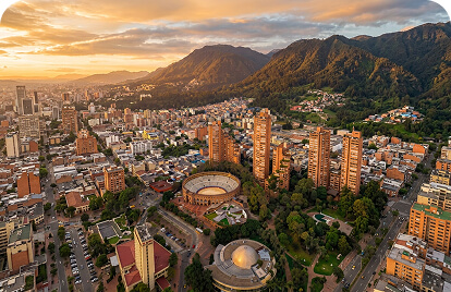 Skyline de Bogotá al atardecer con los cerros orientales al fondo.