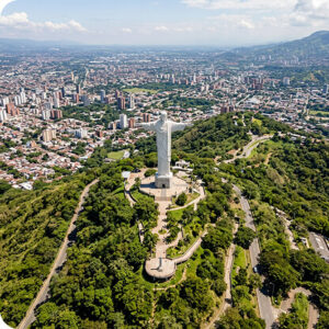Vista panorámica de Cali con las montañas de fondo.