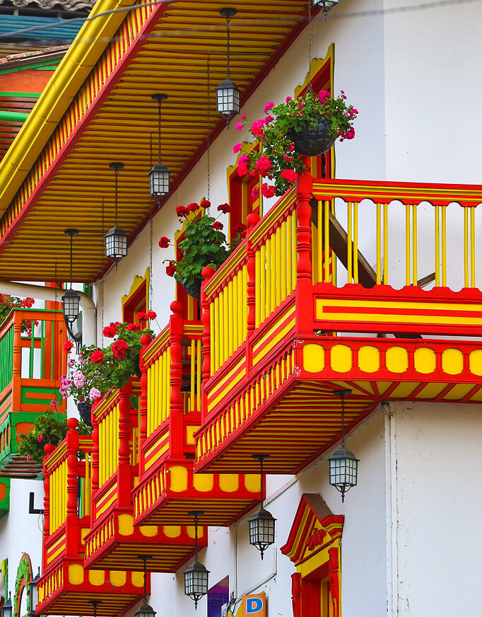 Plaza principal de Jardín con casas coloridas y balcones.