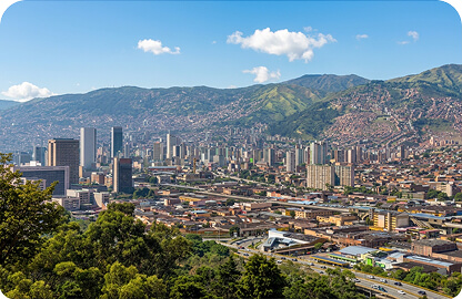 Vista panorámica del valle de Medellín entre montañas.