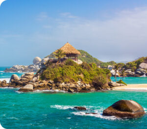 Costa de Santa Marta con el mar Caribe y montañas cercanas.