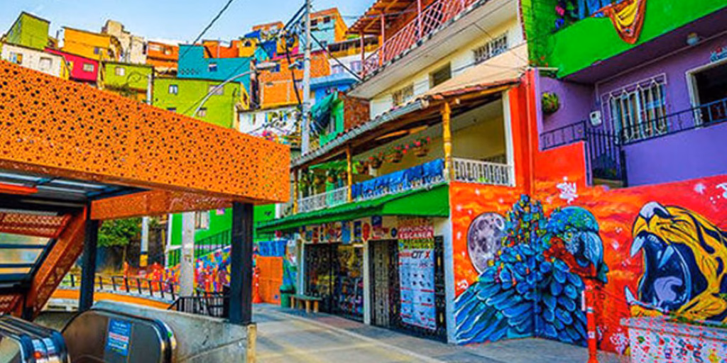 Casas y murales de colores brillantes a lo largo de la ruta de las escaleras eléctricas en la Comuna 13 de Medellín