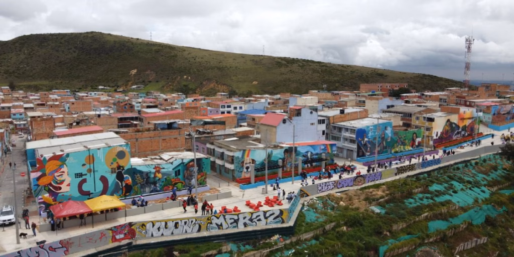 Street art and hillside homes seen on the El Paraiso tour