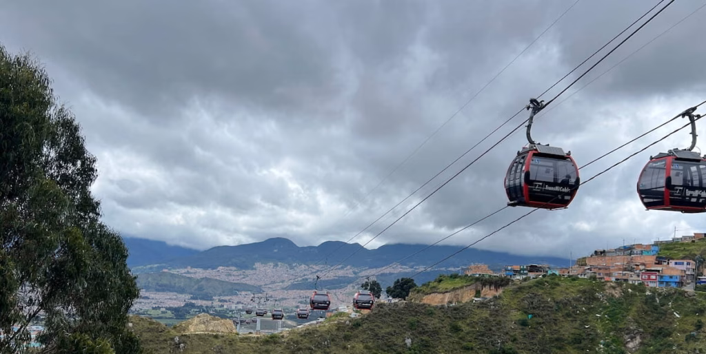 el-paraiso-tour-transmicable TransMiCable cabins over the hills of El Paraiso, Ciudad Bolivar