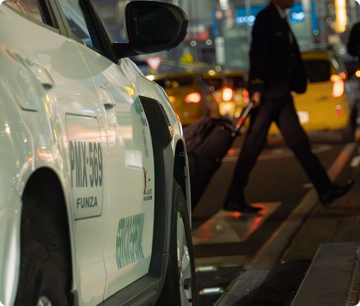 imagen lista para el grupo Taxi en la cola del aeropuerto por la noche, con un viajero que camina con su maleta.