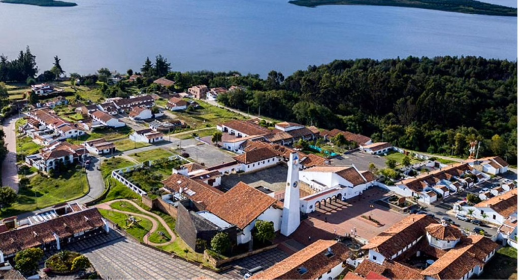 The whitewashed town of New Guatavita above the reservoir