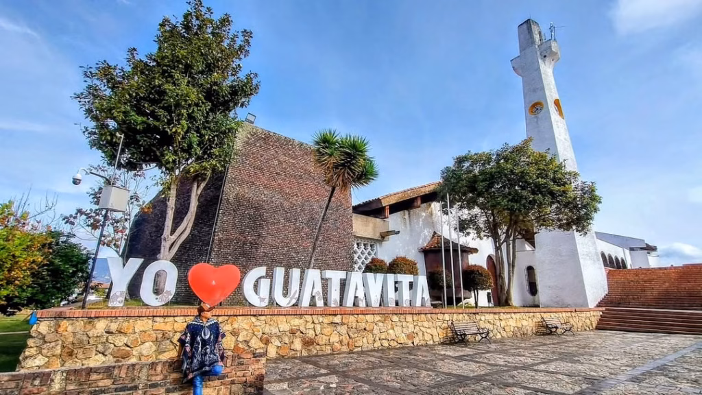 The Yo Amo Guatavita sign beside the church in Guatavita town