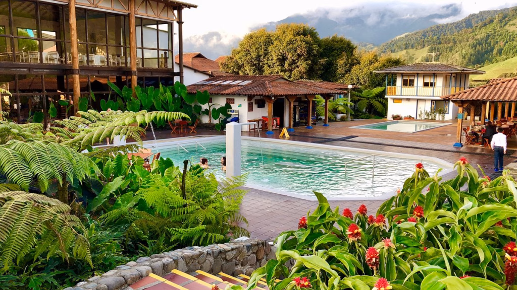 Piscinas y jardines en las termales El Otoño cerca de Manizales