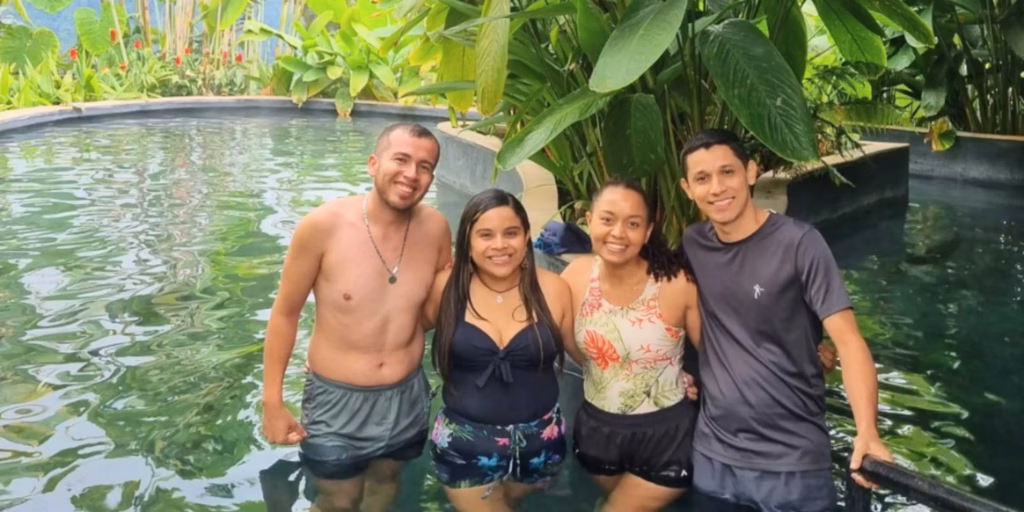 Viajeros en una piscina termal en las aguas termales El Otoño, cerca de Manizales