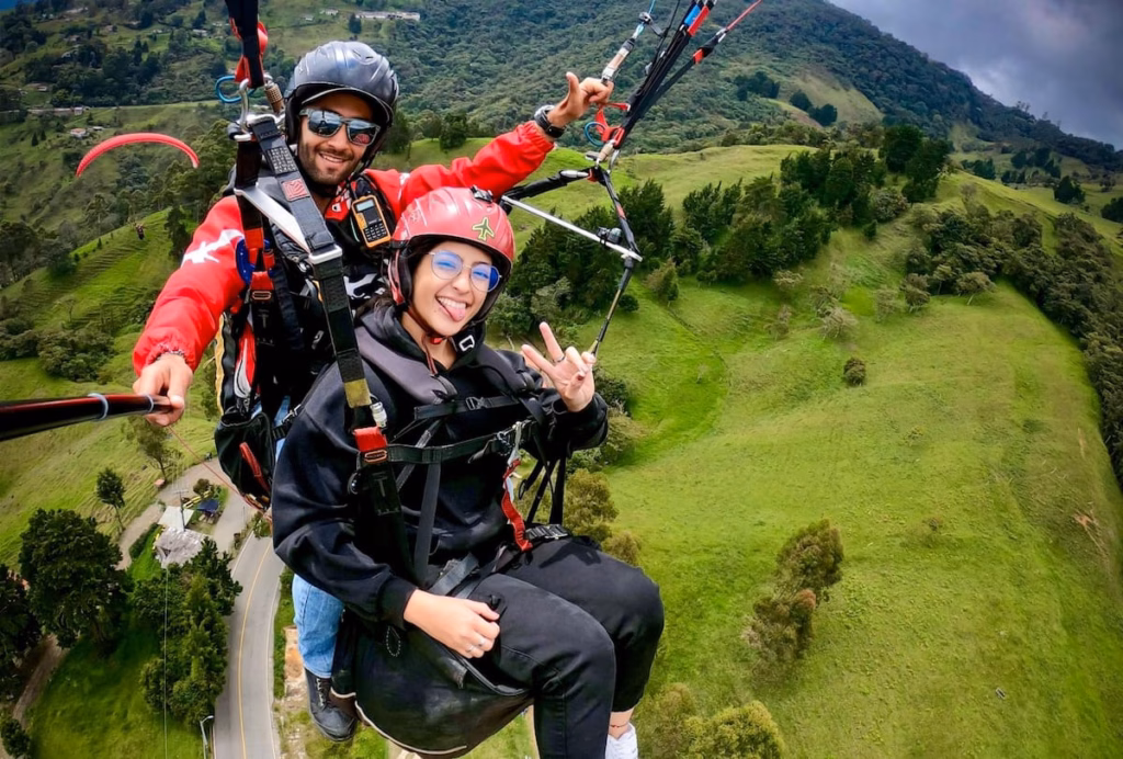 Un vuelo de parapente en tándem sobre las montañas del Quindío